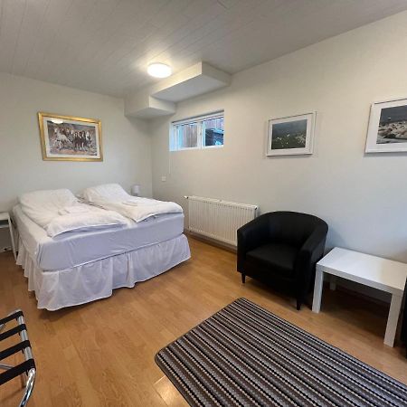 Glaesibaer 2 Guesthouse And Horsefarm Akureyri Extérieur photo
